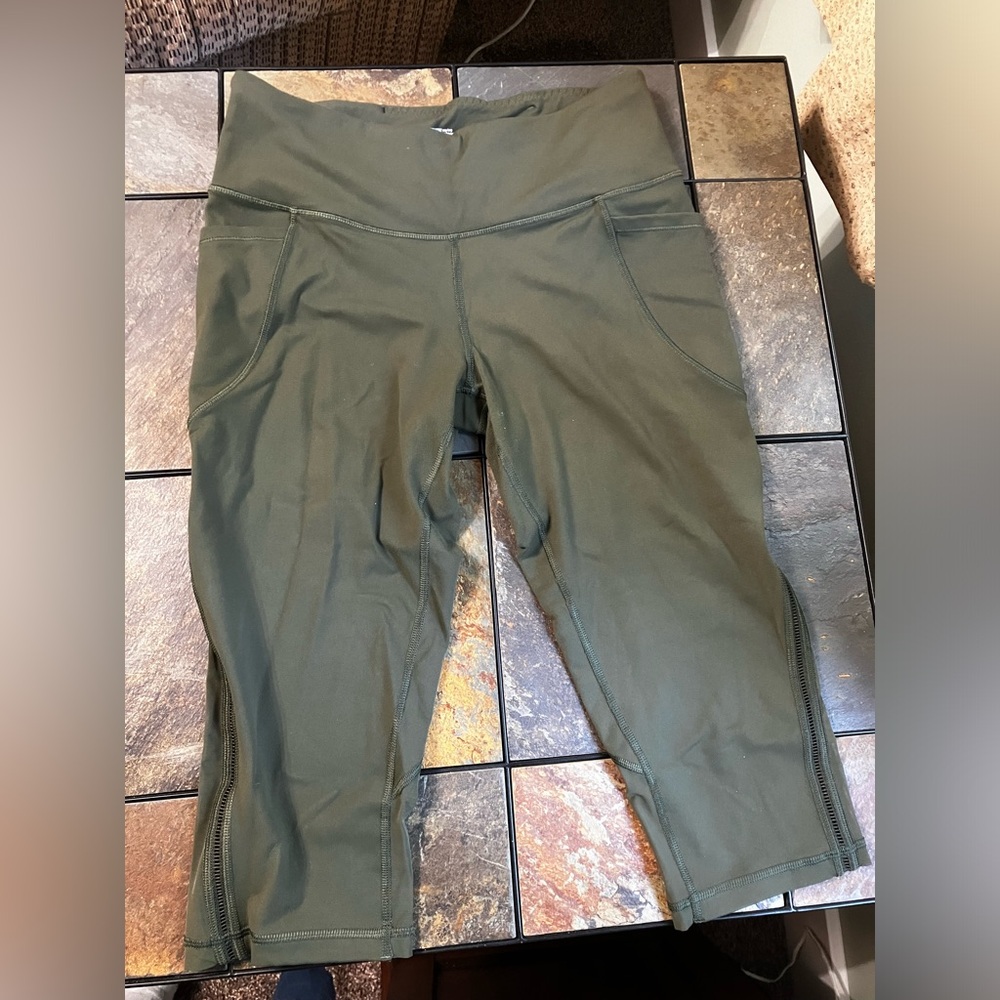 Victoria’s Secret olive green Capri leggings with pockets.  Size M
